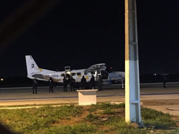 Avião levando o ex-PM Orlando Curicica chegou a Mossoró, RN, no início da noite desta terça-feira (19). (Foto: Jeniffer Rocha/Inter TV Costa Branca)