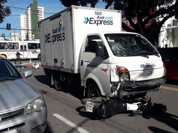 Acidente entre caminhão de entrega e moto matou motociclista na Zona Leste de Natal (Foto: Heloísa Guimarães/Inter TV Cabugi)