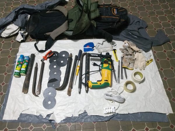 Crime foi na noite deste sábado (7) em uma agência do Bradesco, na cidade de Canguaretama. Assaltantes deixaram ferramentas para trás (Foto: Divulgação/Polícia Militar)