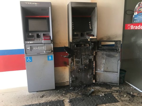 Caixa foi explodido, mas dinheiro não foi levado (Foto: PM/Divulgação)