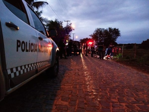 Homens foram mortos na estrada que dá acesso à comunidade de Guanduba, em São Gonçalo do Amarante, Grande Natal (Foto: Acson Freitas/Inter TV Cabugi)