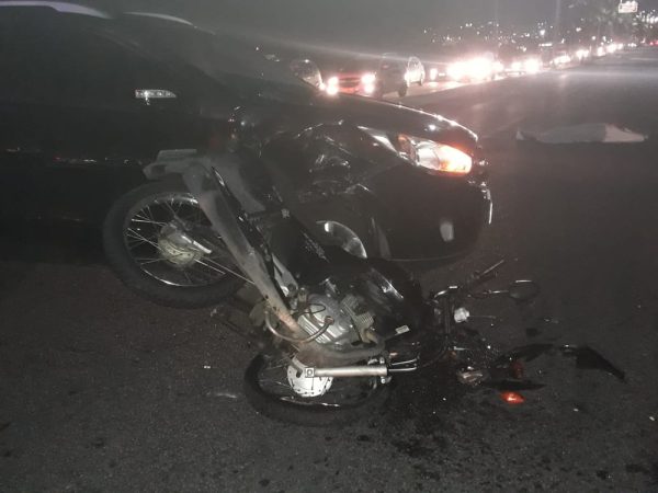 Condutor da motocicleta, que estava sozinho, caiu, quebrou o pescoço e morreu na hora (Foto: Marksuel Figueredo/Inter TV Cabugi)