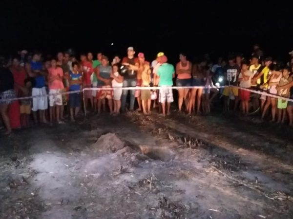 População acompanhou resgate de corpo encontrado enterrado em canavial de Nísia Floresta, na Grande Natal (Foto: Sérgio Henrique Santos/Inter TV Cabugi)