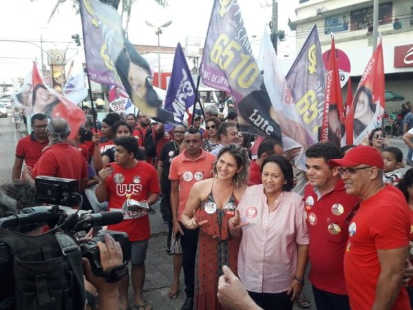 Fátima Bezerra (PT) esteve com apoiadores na Praça Gentil Ferreira nesta segunda-feira (17) (Foto: Heloísa Guimarães/Inter TV Cabugi)