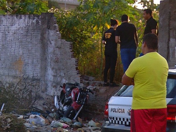 Homem foi baleado enquanto pilotava moto e bateu contra muro, em Natal — Foto: Reprodução/Inter TV Cabugi