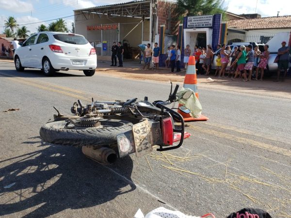 Mãe e filho de um ano seguiam com o pai da criança na mesma moto, todos sem capacete, na Grande Natal Ceará-Mirim colisão PRF — Foto: PRF/Divulgação