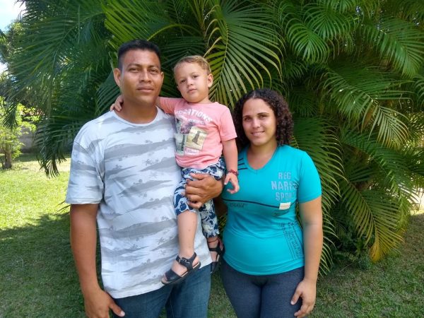 Família de Manoel Alejandro, Vanessa Anaraf e o pequeno Matias foram a primeira a se 'emancipar' de programa de interiorização de venezuelanos no RN — Foto: Igor Jácome/G1