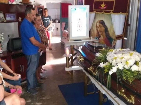 Familiares e amigos velam corpo de Linaldo Xavier, copiloto da aeronave que caiu com Gabriel Diniz em Sergipe — Foto: Janisson Umbelino/TV Gazeta