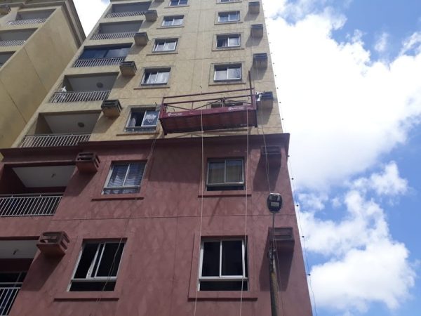 Andaime ficou preso a cerca de 15 metros de altura em prédio na Zona Sul de Natal, segundo Corpo de Bombeiros — Foto: Corpo de Bombeiros/Divulgação.