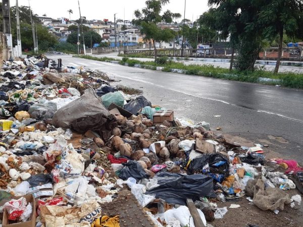 Avenida do Contorno, na Cidade Alta, Zona Leste de Natal, com acúmulo de lixo — Foto: Sérgio Henrique Santos/Inter TV Cabugi