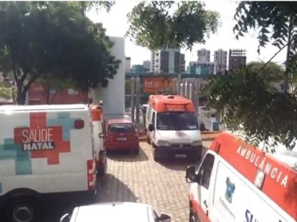 Ambulâncias ficaram retidas no Hospital Walfredo Gurgel, em Natal — Foto: Hugo Andrade/Inter TV Costa Branca.