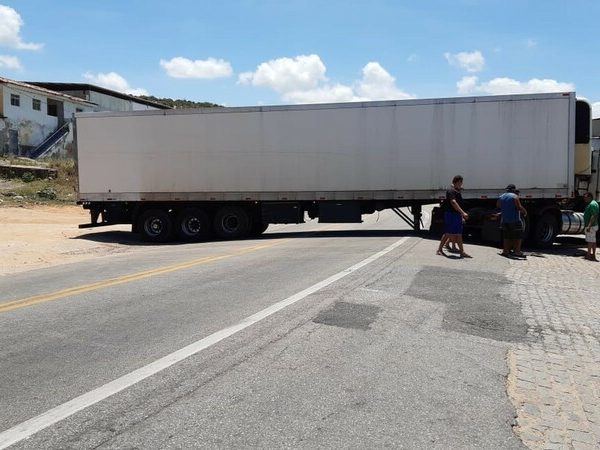 Motorista tentou fazer manobra e deixou carreta atravessada na pista em Natal — Foto: Sérgio Henrique Santos/Inter TV Cabugi.