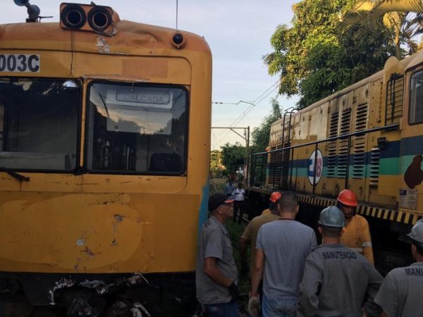 Equipes de manutenção em trabalho na linha do trem do subúrbio de Salvador para a retirada dos vagões do local nesta sexta (1º) — Foto: João Souza/G1BA.