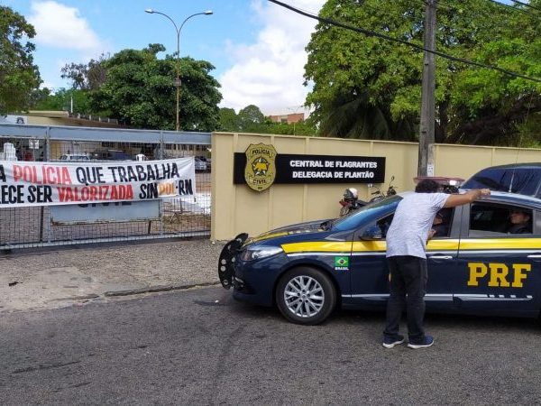 Policiais rodoviários chegaram com foragido da Justiça na Central de Flagrantes em Natal e DP estava fechada — Foto: Assessoria Sinpol