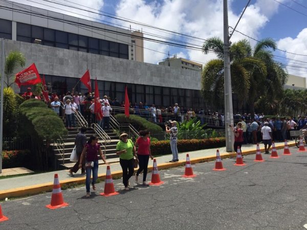 Manifestantes bloquearam entrada principal da sede do legislativo potiguar — Foto: Rafael Lopes/Inter TV Cabugi