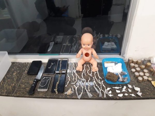 Polícia encontrou porções de maconha dentro de boneca, cocaína, pedras de crack, celulares e faca — Foto: Divulgação/Polícia Militar