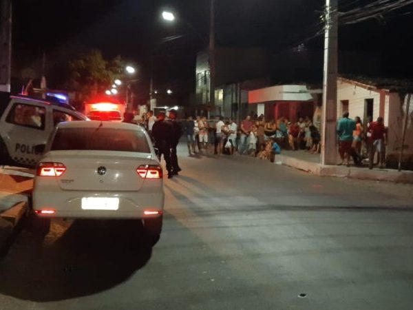 Crime aconteceu em travessa do centro de São Gonçalo do Amarante. Área foi isolada pela PM. — Foto: Sérgio Henrique Santos/Inter TV Cabugi