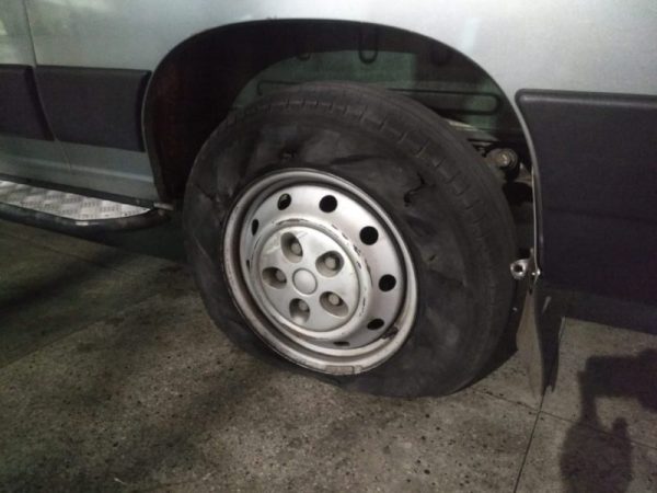 Policiais atiraram no pneu de van para parar motorista que atropelou PM em blitz, na Zona Sul de Natal — Foto: Operação Lei Seca/Divulgação
