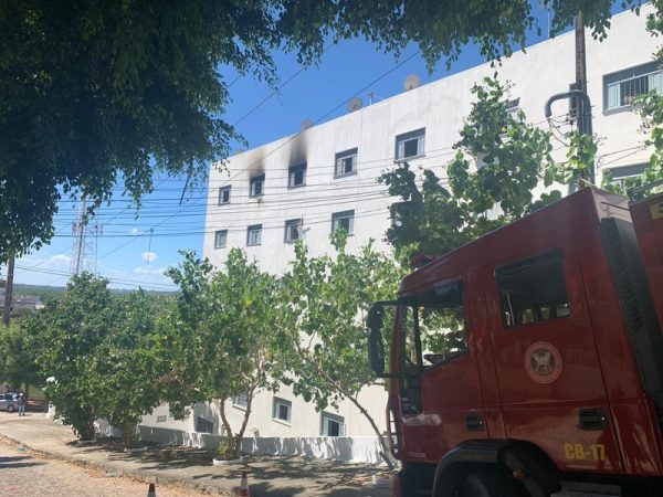 Janelas de apartamento ficaram com marcas de fumaça. Corpo de Bombeiros foi ao local e controlou as chamas — Foto: Mariana Rocha/Inter TV Cabugi