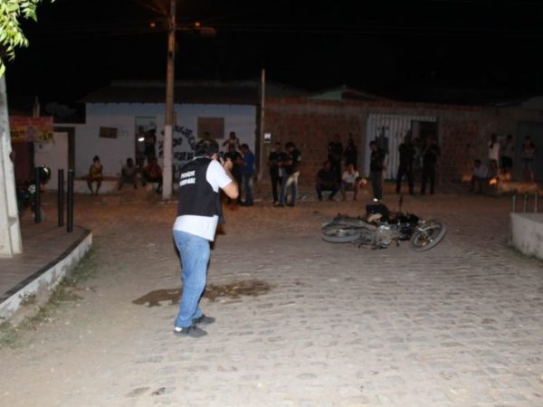 Perícia Criminal foi ao local do crime na noite desta quarta (11), em Mossoró, no Oeste potiguar, para o início das investigações — Foto: Marcelino Neto/O Câmera