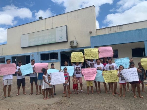 Família faz protesto na frente do Hospital Maternidade Presidente Café Filho, em Extremoz, na Grande Natal, nesta sexta-feira (13) — Foto: Mariana Rocha/Inter TV Cabugi