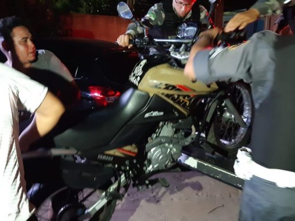 Policiais recuperaram moto roubada pelos criminosos na noite desta terça-feira (17), em Extremoz, na Grande Natal — Foto: Sérgio Henrique Santos/Inter TV Cabugi