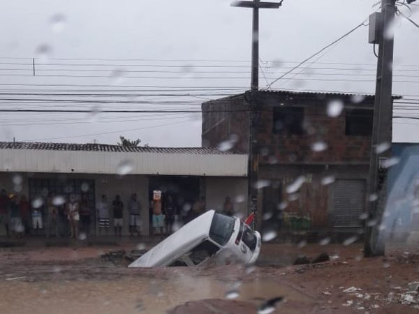 Carro foi engolido por buraco em Nova Natal, Zona Norte de Natal, após as chuvas desta quinta-feira (9) — Foto: Reprodução/Redes Sociais