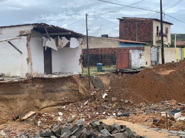 Parte de casa desabou dentro de cratera aberta em rua do bairro Pitimbu, na Zona Sul de Natal — Foto: Mariana Rocha/Inter TV Cabugi