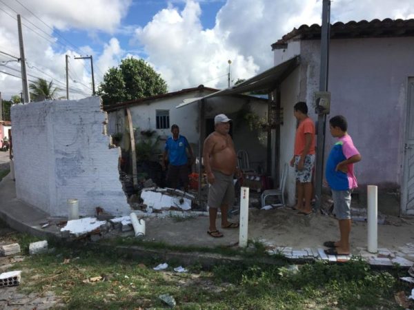 Muro de casa ficou destruído após ser atingido por caminhão sem motorista em Parnamirim nesta terça (21) — Foto: Quézia Oliveira/Inter TV Cabugi