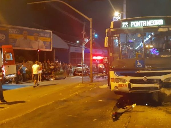 Ônibus ficou avariado após bater em mureta em Natal, nesta quarta (22). Viatura do Samu foi ao local para atender feridos — Foto: Sérgio Henrique Santos/Inter TV Cabugi