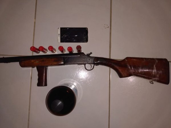 Arma e munições foram apreendidas com homem que morreu — Foto: PM/Divulgação