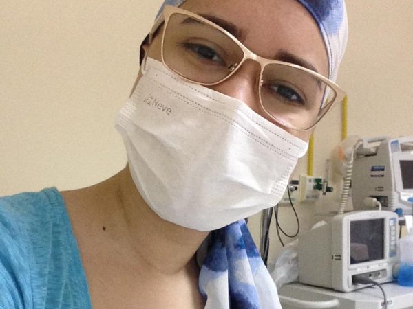 Liliany Mirelly Bezerra Alves, 21 anos, passou em Medicina durante tratamento de câncer — Foto: Cedida
