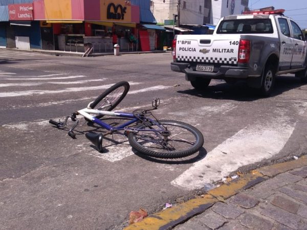 Ciclista e passageiro bateram na lateral de um caminhão no bairro Alecrim, na Zona Leste de Natal — Foto: Geraldo Jerônimo/Inter TV Cabugi
