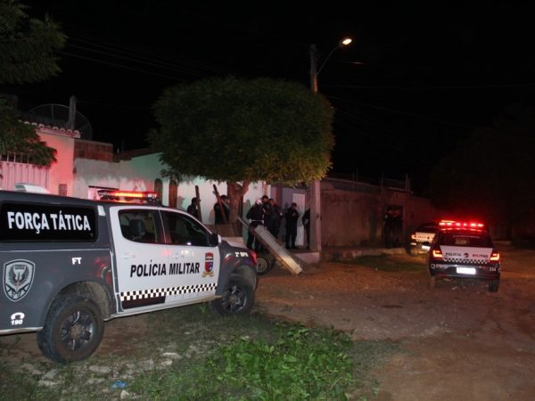 Bandidos atiraram pela porta da frente da casa — Foto: Marcelino Neto/O Câmera