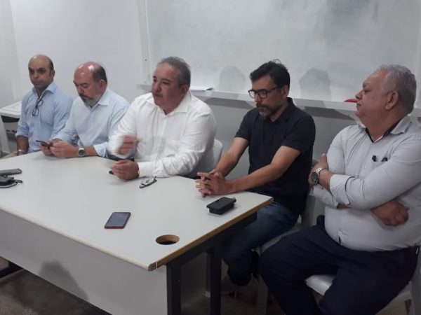 Autoridades de saúde de Pernambuco participaram de entrevista coletiva, na noite desta quarta (26) — Foto: Rafazel Souza/G1
