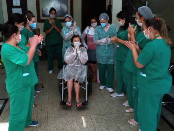 Equipe médica aplaudiu a dona Vitalina quando recebeu alta neste domingo (5), em Cornélio Procópio — Foto: Arquivo pessoal