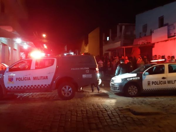 Homem foi assassinado no bairro Igapó, em Natal. Curiosos de aglomeraram após o crime. — Foto: Sérgio Henrique Santos/Inter TV Cabugi