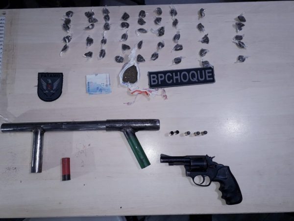 Armas e drogas apreendidas pelos PMs durante a ação — Foto: PM/Divulgação