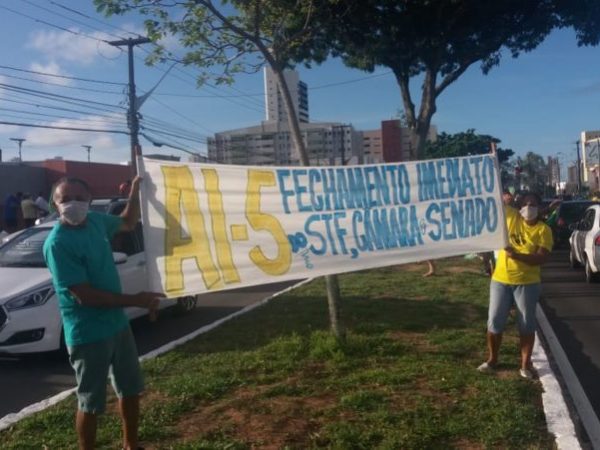 Apoiadores de Bolsonaro pedem volta do Ato Institucional 5 em carreata em Natal — Foto: Renato Lisboa