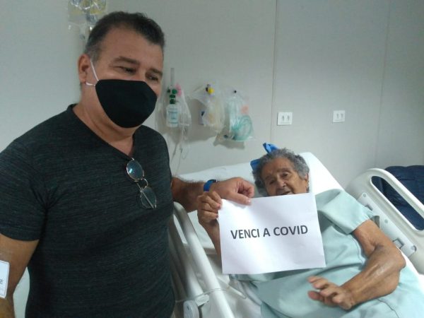 Maria da Conceição ao lado do filho Airton de Castro após passar 20 dias na UTI e 22 internada no hospital com Covid-19 — Foto: Cedida