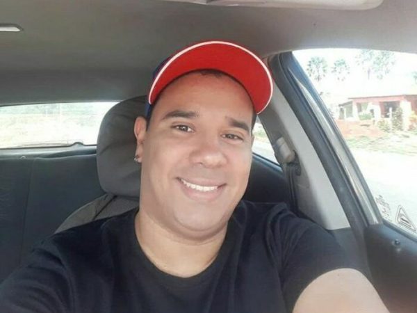 Eliedson Vinícius Marcelino de Menezes tinha 39 anos e foi encontrado morto dentro do apartamento em que morava — Foto: Arquivo da família