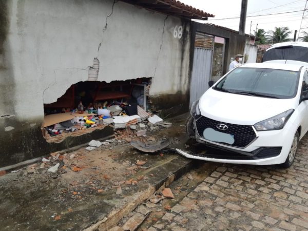 Bandidos bateram o carro em uma casa durante perseguição da PRF na Grande Natal — Foto: PRF/Divulgação