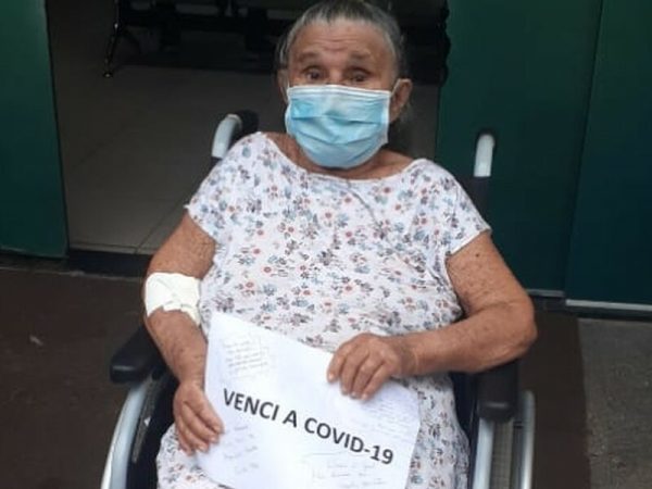 Antônia Maria dos Santos, de 82 anos, passou três semanas internada até voltar para casa no domingo (24) — Foto: Cedida