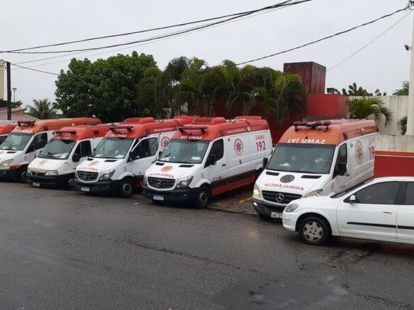 Servidores do Samu paralisaram ambulâncias em homenagem a colega que morreu com Covid-19 em Natal — Foto: Kleber Teixeira/Inter TV Cabugi