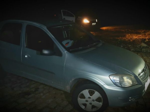 Carro roubado pelos bandidos foi recuperado no Planalto — Foto: Sérgio Henrique Santos/Inter TV Cabugi