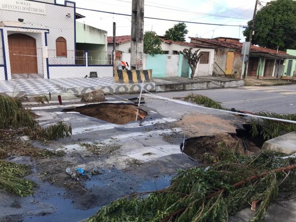Rua do bairro Nossa Senhora da Apresentação, na Zona Norte de Natal foi interditada pelos próprios moradores após asfalto ceder — Foto: Ayrton Freire/Inter TV Cabugi