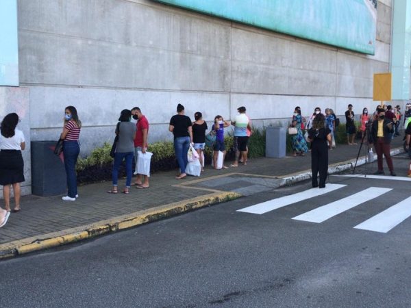 Natal, 28/07/2020 - Clientes aguardam em fila para entrar no shopping Midway Mall, em Natal — Foto: Kleber Teixeira/Inter TV Cabugi