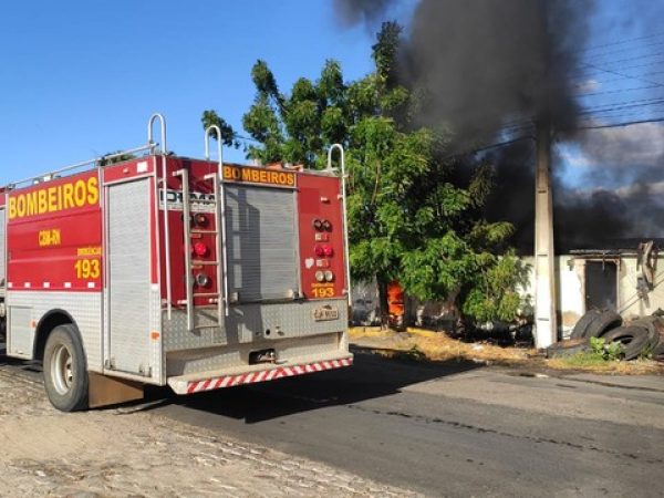 Corpo de Bombeiros precisou usar cerca de 12 mil litros de água para conter incêndio em Mossoró — Foto: Isaiana Santos/Inter TV Costa Branca