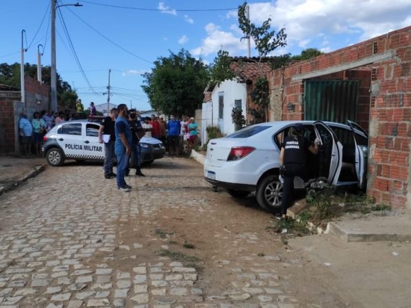 Casal é morto a tiros dentro de carro no bairro Santo Antônio, em Mossoró — Foto: Isaiana Santos/Inter TV Costa Branca