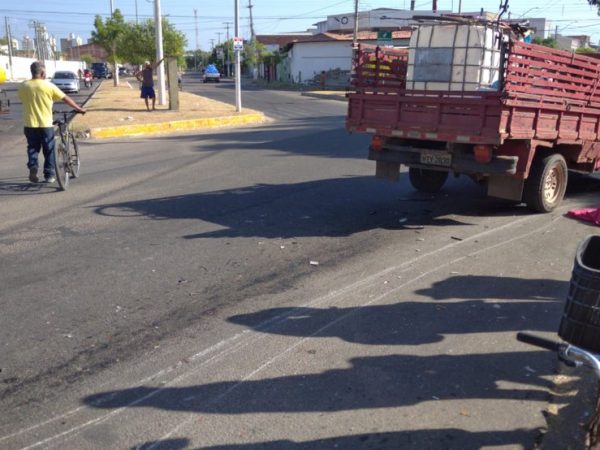 Motociclista foi arrastado por alguns metros, em Mossoró. Marcas ficaram na pista. — Foto: Hugo Andrade/Inter TV Costa Branca